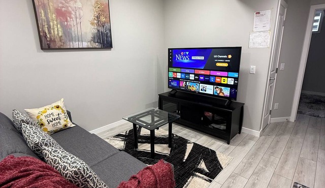 Slice Of Paradise! 2 bdrm suite close to Stoney Trail and YYC airport
