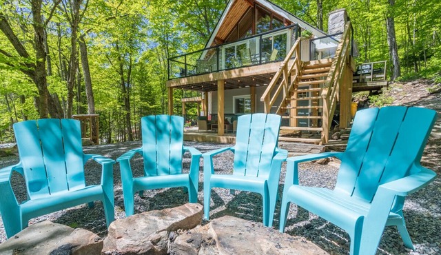 SLOPESIDE 4 BED,HOT TUB, BEACH, FOUR SEASON, NEAR ALGONQUIN PARK AND ARROWHEAD.