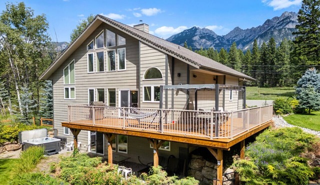 Smoking Water Lodge | Pool Table | Hot Tub