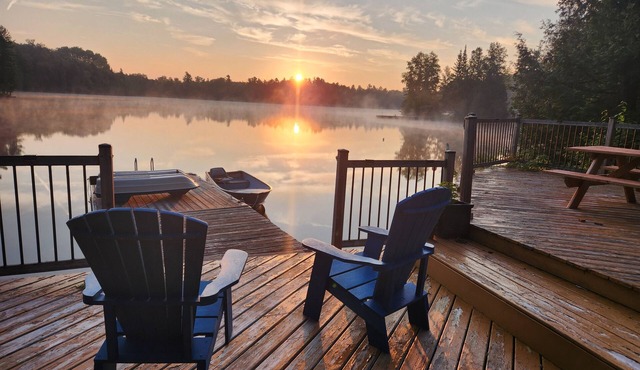 South Algonquin Cottage with magnificent lake views