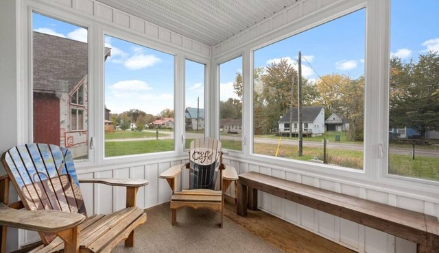 Spacious 3 bedroom cottage, sleeps 10, 4 mins to beach, 6 person sauna