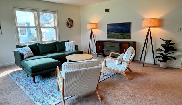 Spacious 3BR 2BA Gem Close to Downtown, 30 day min in Eau Claire