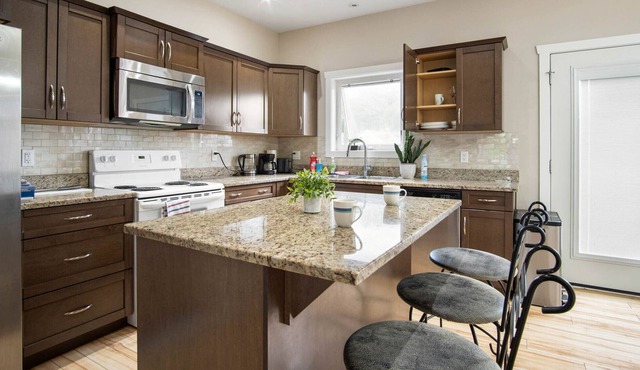 SPACIOUS 3BR 2STOREY SUITE CNTRLY LCTD IN THE CITY