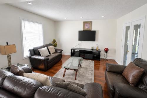 Spacious 4-Bedroom Orangeville Home with Free Parking, Laundry & Private Deck - 10 Min Walk to Headwaters Hospital, 5 Mins to Mount Alverno - Ideal for Medical & Large Group Stays!