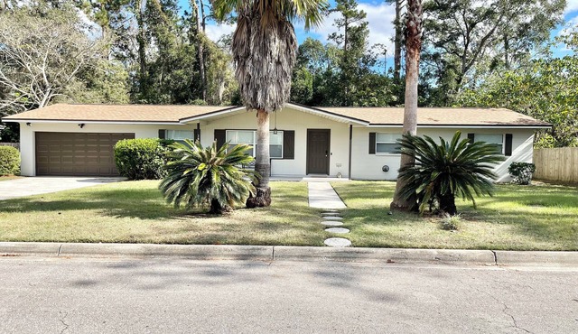 Spacious 4-bedroom house with Covered Private Pool in Gainesville in Gainesville