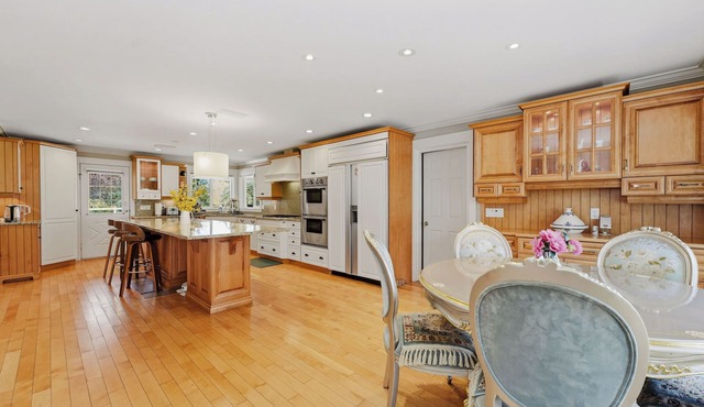 Spacious 4BR Retreat near Surrey Parks & Beaches