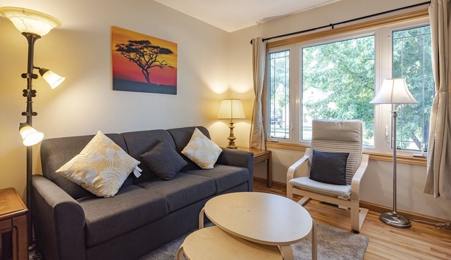 Spacious 5BR House, Sleeps 10, Tesla Charger, 6 Parking, Pet Friendly