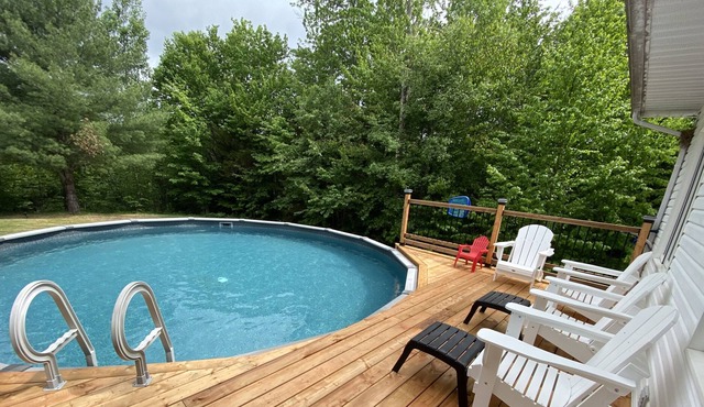 Spacious and beautiful cottage with pool in Eastern Townships