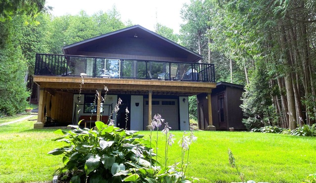 Spacious and cozy waterfront cottage in a quiet & friendly lakeside community.