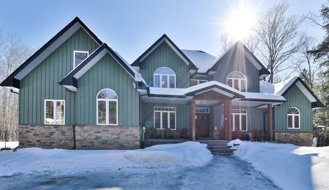 Spacious Beachfront Family Cottage in the Kawarthas
