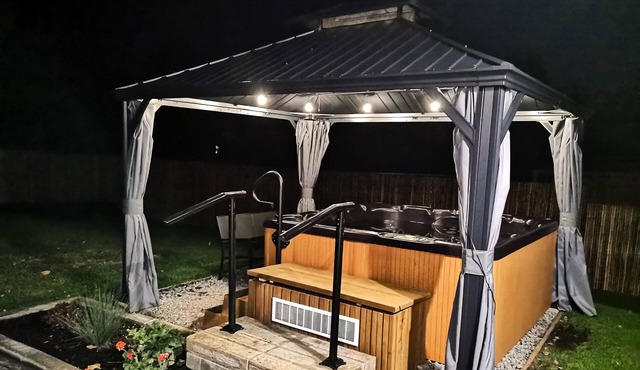 Spacious cottage w/All-season 8-seat hot tub; firepit, games room. Sleeps 8-10