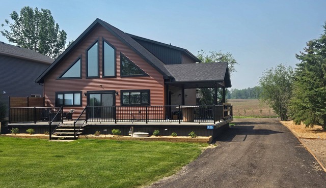 Spacious & cozy 5-bedroom lakeview cabin on Pigeon Lake