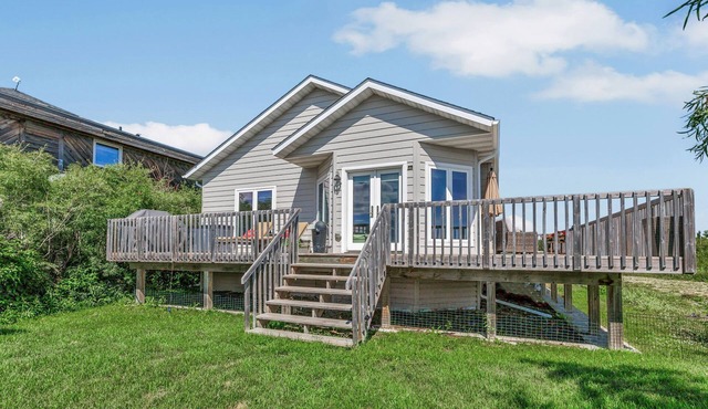 Spacious four-season waterfront , 3-bedroom. Relax, ice fishing, snowmobiling