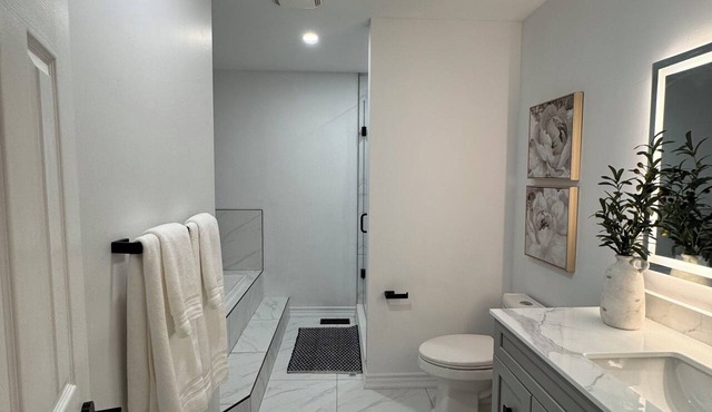 Spacious Group Stay in Ajax - 7 Queen Beds