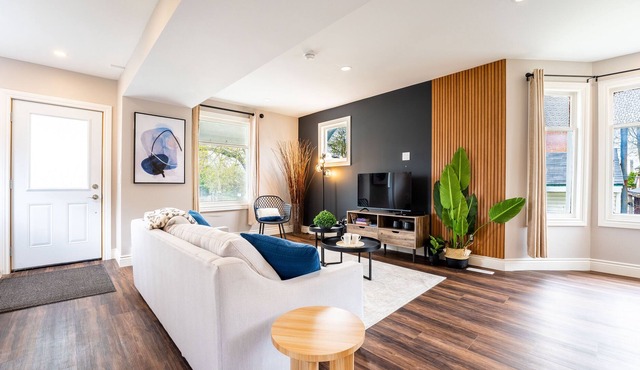 Spacious House Close to Festival Sleeps 6 and Comes With Free Parking