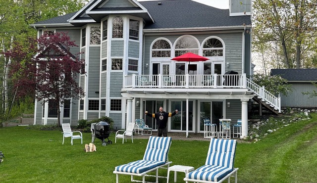 Spacious Lakefront family friendly 6 bedroom home in Gaylord the Golf Mecca