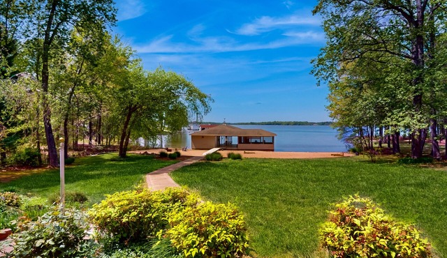 Spacious lakefront house w/private hot tub, deck, fire pit & grill in Bumpass