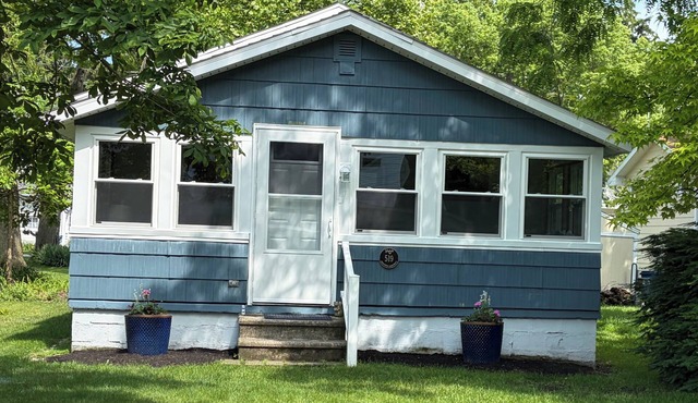 Spacious Lakeside cottage on Lynn