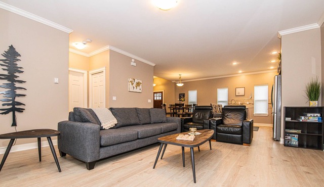 Spacious Modern Bright 4 BR Home! 20 MIN to DT Victoria.