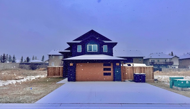 Spacious Mountain Retreat Near Jasper - Family-Friendly with Stunning Views