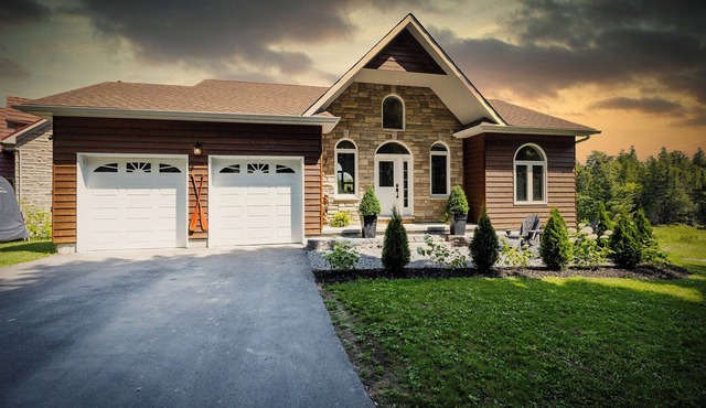 Spacious renovated peaceful home. High-end finishes in great area!