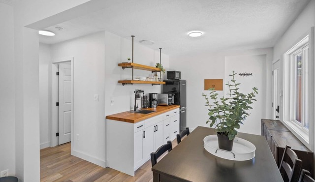 Spacious Riverside Suite | Kitchenette, BBQ, Dock