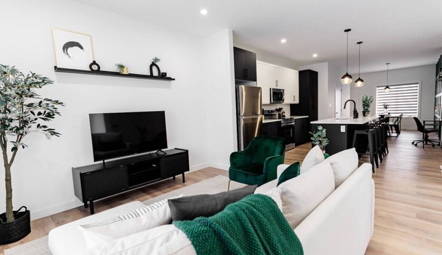 *Spacious w/Style | Free Parking | 7 min Airport*