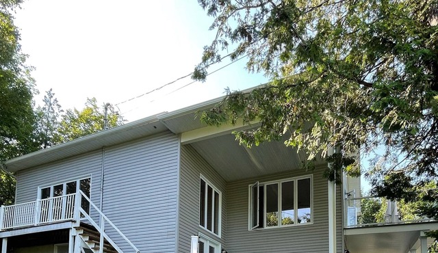 Spectacles lake view cottage with outdoor Hot Tub, close to ski hills