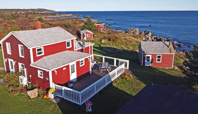 Spectacularly situated on the beach on the cliffs of Cape Breton with private beach