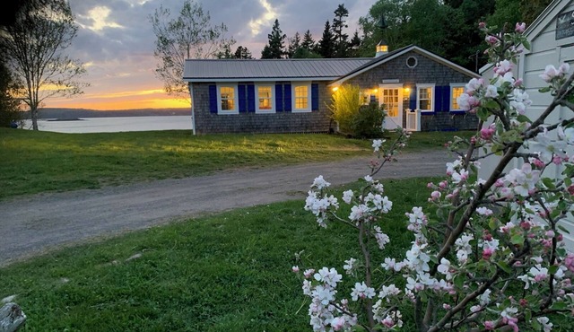 Starfish Cottage: Ocean Views, Walking Trail Above the Shore with NEW Master BR