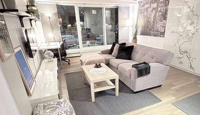 Stay in the heart of Calgary/stylish/cozy/pet friendly 2bedroom condo