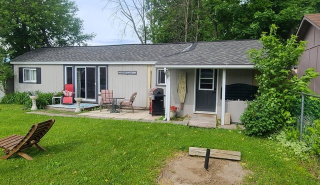 Steps to Georgian Bay, Is this one bedroom Full guest house Hide away.