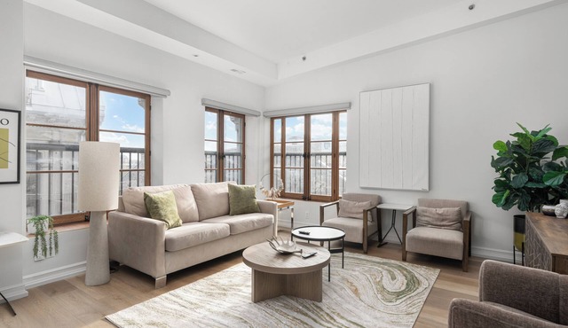 Stunning 3BR 3BA Apt Central Old Mtl | St Paul St