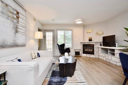 Stunning Condo with Access to Pool