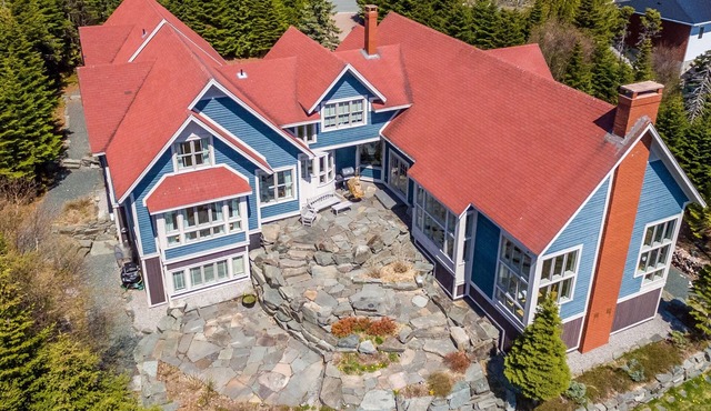 Stunning country home - in the middle of the City
