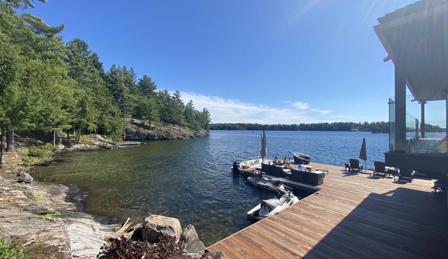 Stunning Lake Joseph cottage in Muskoka, sleeps 16!