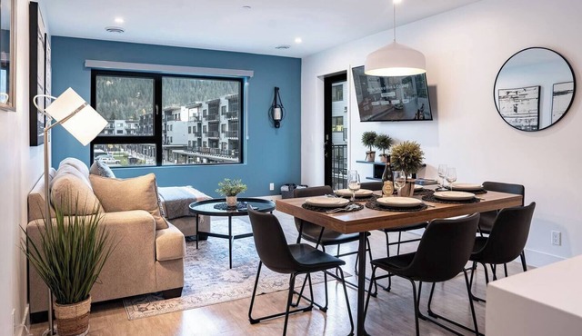 Stunning Pet-Friendly Condo with Expansive Mountain Views