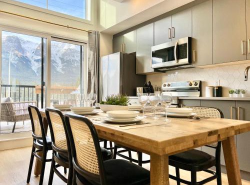 Stunning View New Townhome Sleeps 11 AC and Hot Tub