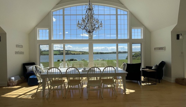 Stunning Waterfront Property With Hot Tub & Outdoor Dining