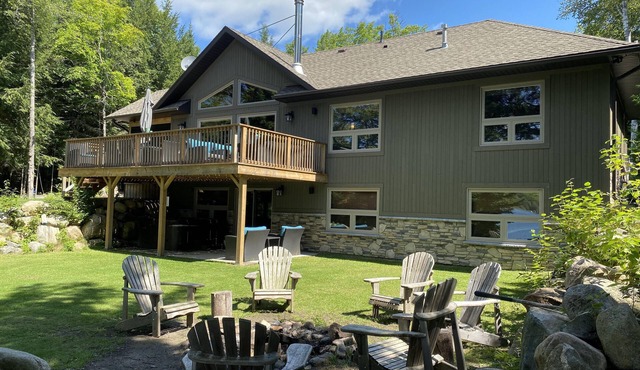 Stunning, Year Round Lakefront Cottage with Hot Tub