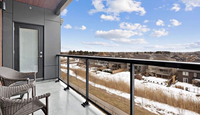 Stylish 2BR Suite on High Floor and Situated Close To Falls