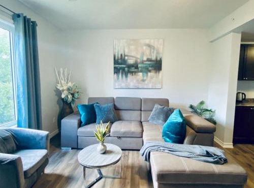 Stylish 3 Bdrm house- king bed, Netflix, parking