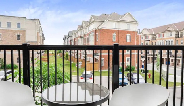 Stylish 3 BR Townhouse in Oshawa