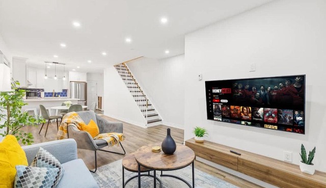 Stylish 3BR Urban Retreat near Christie sleeps 6 TO