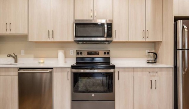 Stylish & Cozy Suit near Spruce Meadows-3 beds- sleeps 6 -Backyard-EV