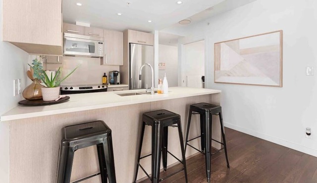 Stylish Downtown Oasis ~ Breathtaking View ~ Gym!