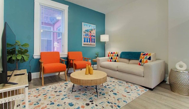 Stylish Little Italy Two Bedroom w/Parking Space