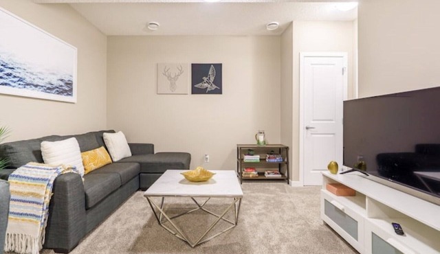 Stylish & Private 2 bedroom guest unit.