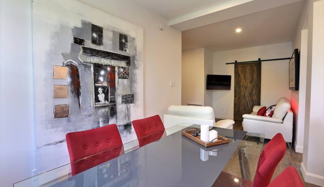 Sublime, Renovated! One river from Chateau Frontenac. 2 bedrooms, free parking!
