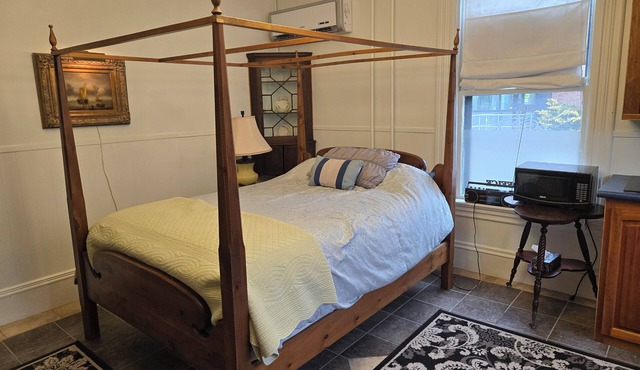 Suite B Downtown Liverpool studio apartment with WiFi and AC ; pet friendly